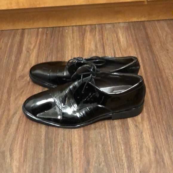 These are some black derby shoes. - Picture 3 of 5